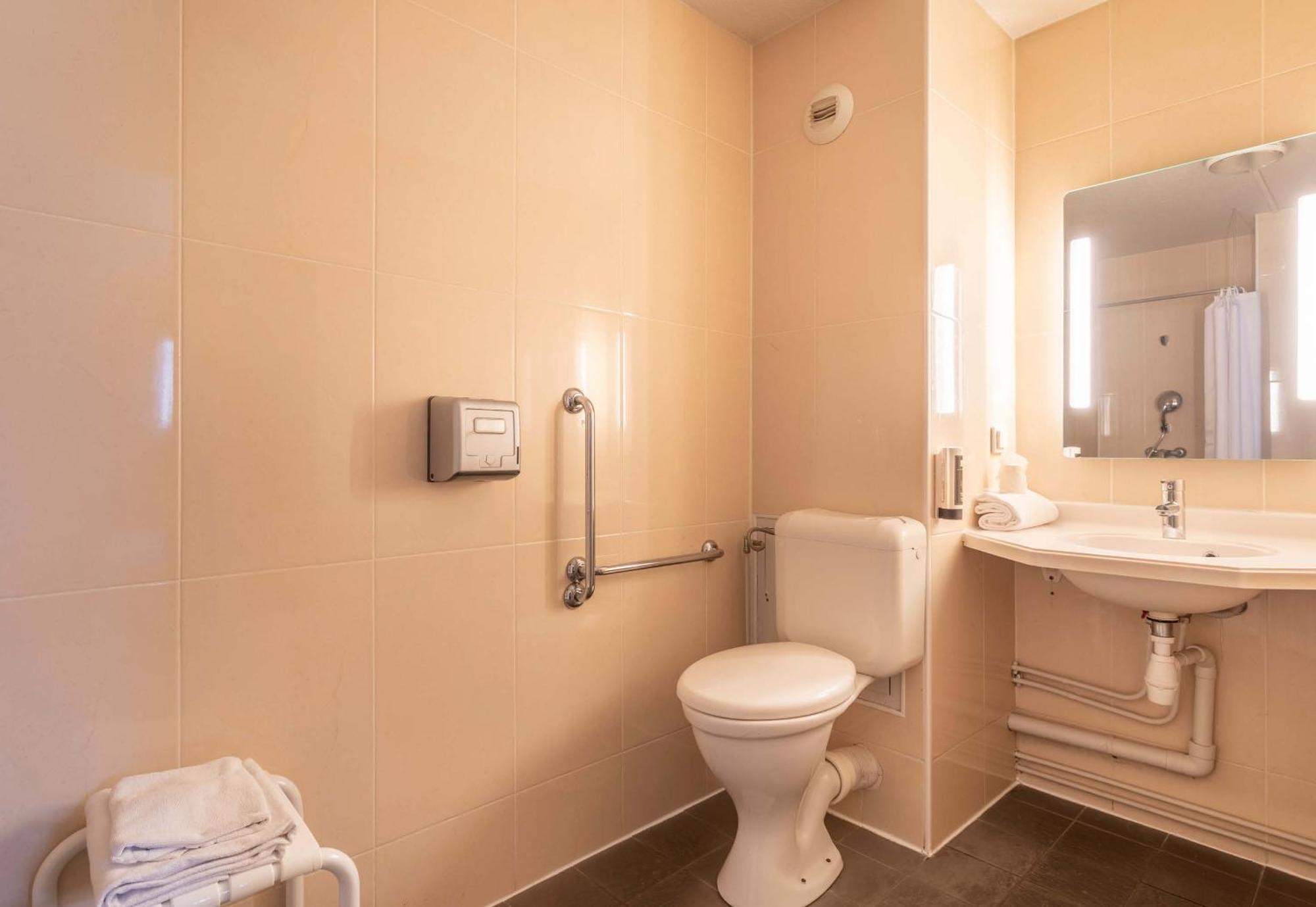B&B Hotel Toulon La Seyne Sur Mer ภายนอก รูปภาพ